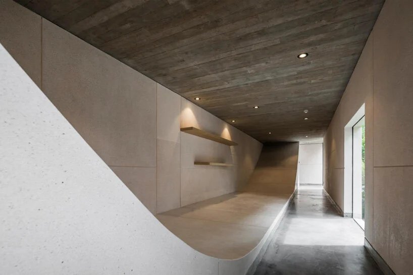 开放式庭院和郁郁葱葱的绿色植物完成了 MIA 设计工作室在越南的混凝土房屋