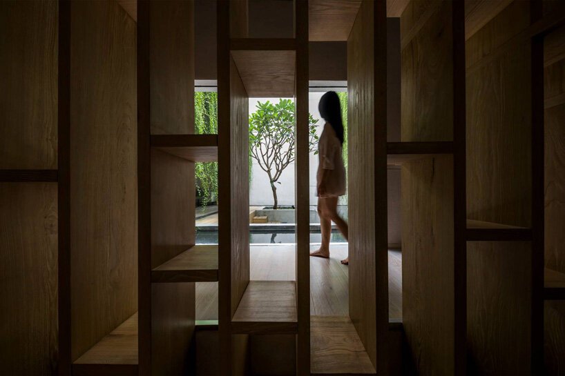 开放式庭院和郁郁葱葱的绿色植物完成了 MIA 设计工作室在越南的混凝土房屋