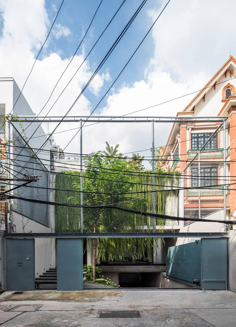 开放式庭院和郁郁葱葱的绿色植物完成了 MIA 设计工作室在越南的混凝土房屋