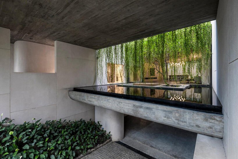 开放式庭院和郁郁葱葱的绿色植物完成了 MIA 设计工作室在越南的混凝土房屋