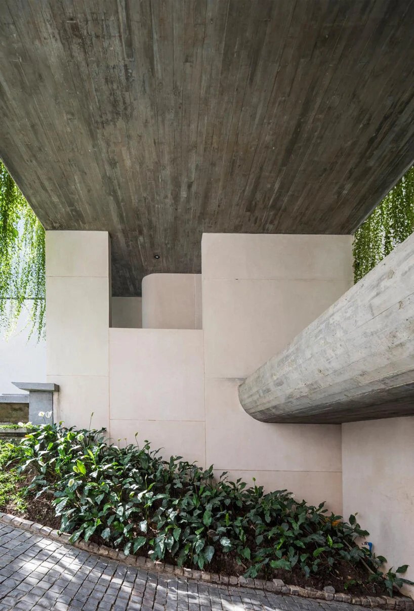 开放式庭院和郁郁葱葱的绿色植物完成了 MIA 设计工作室在越南的混凝土房屋