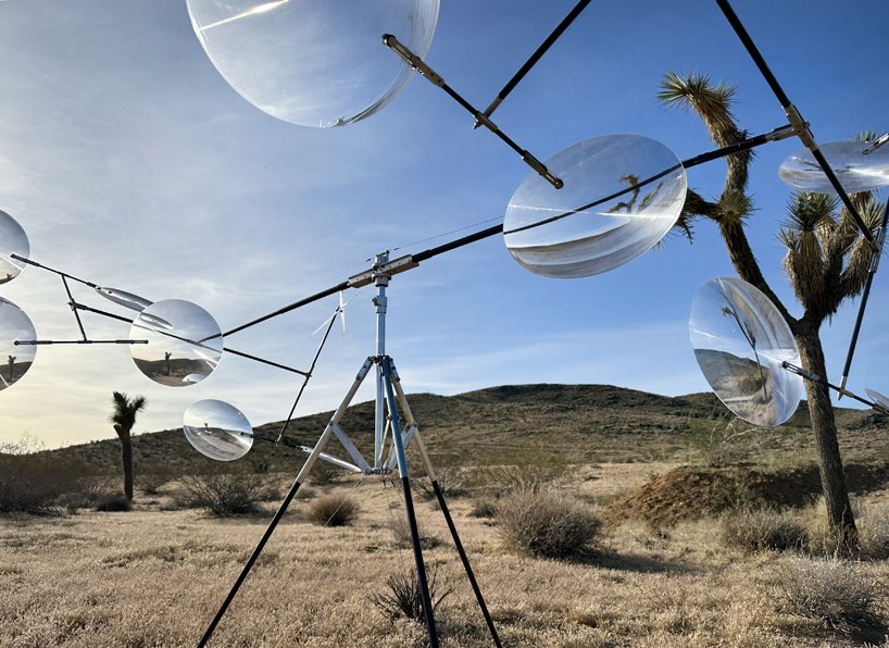文森特·勒罗伊的光学镜头手机在约书亚树沙漠上空飞行