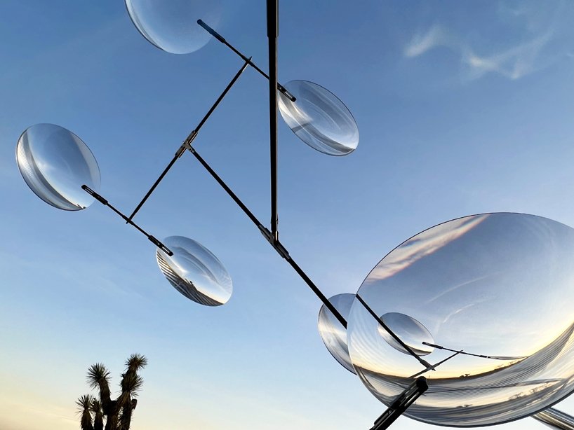 文森特·勒罗伊的光学镜头手机在约书亚树沙漠上空飞行