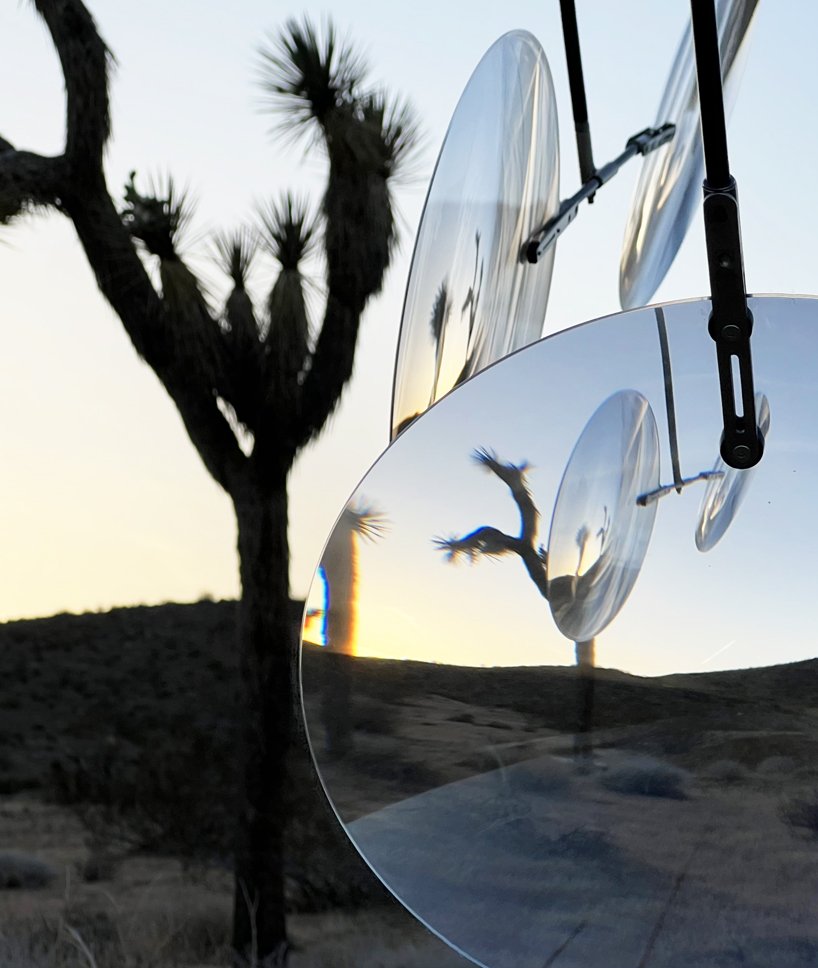 文森特·勒罗伊的光学镜头手机在约书亚树沙漠上空飞行