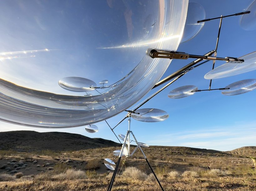 文森特·勒罗伊的光学镜头手机在约书亚树沙漠上空飞行