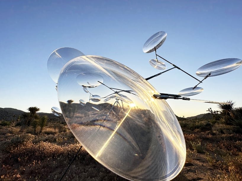 文森特·勒罗伊的光学镜头手机在约书亚树沙漠上空飞行