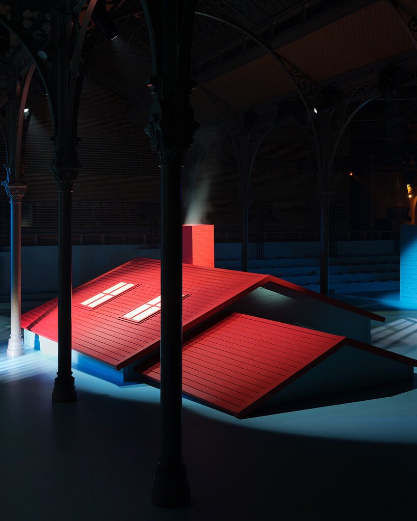 virgil abloh 的最后一场路易威登秀在奇妙的天蓝色“梦想屋”内举行