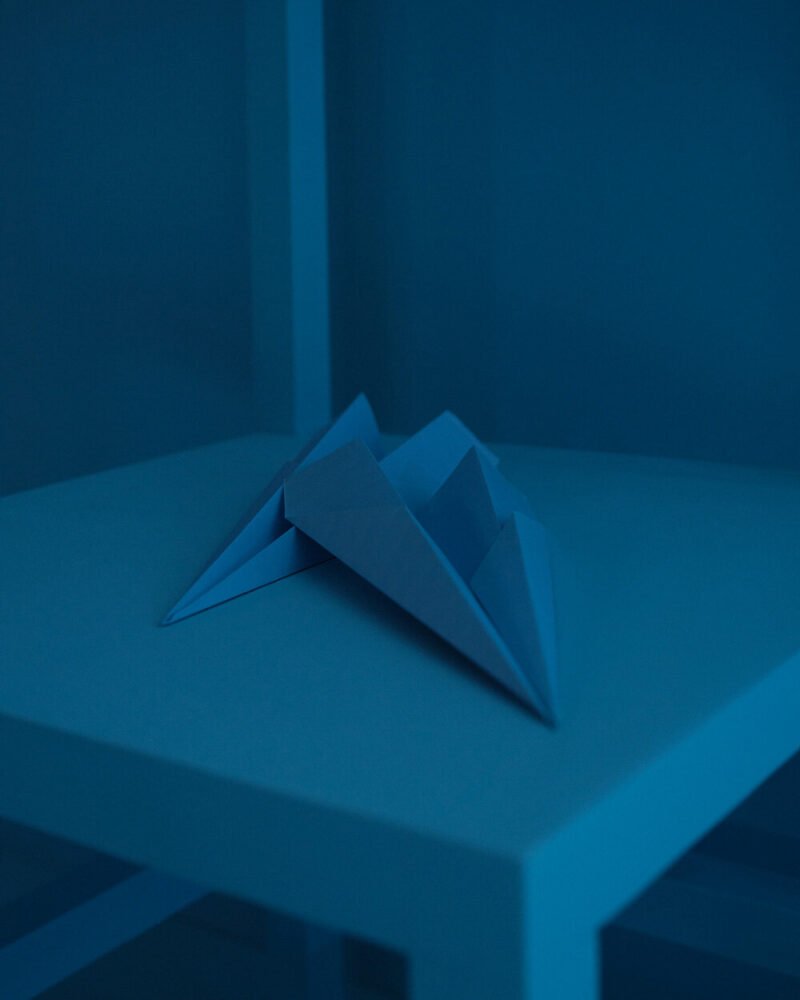 virgil abloh 的最后一场路易威登秀在奇妙的天蓝色“梦想屋”内举行