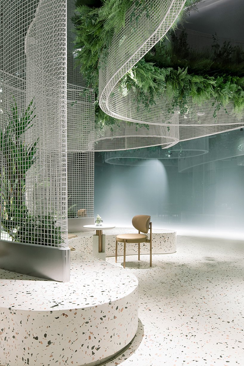 karv one 在中国梦幻般的咖啡馆内部安装了飘逸的金属天花板固定装置