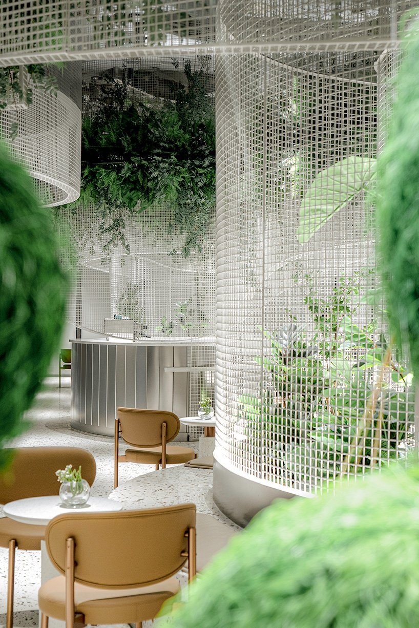 karv one 在中国梦幻般的咖啡馆内部安装了飘逸的金属天花板固定装置