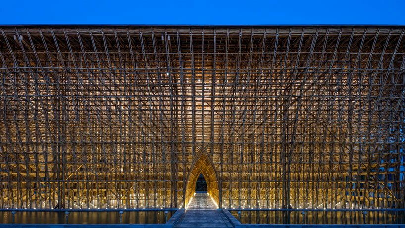 观看 VTN 错综复杂的竹制迎宾中心以其雕塑般的拱顶过滤阳光