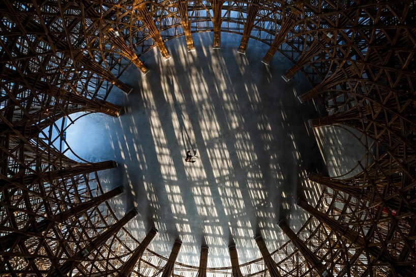 观看 VTN 错综复杂的竹制迎宾中心以其雕塑般的拱顶过滤阳光