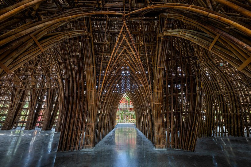 观看 VTN 错综复杂的竹制迎宾中心以其雕塑般的拱顶过滤阳光