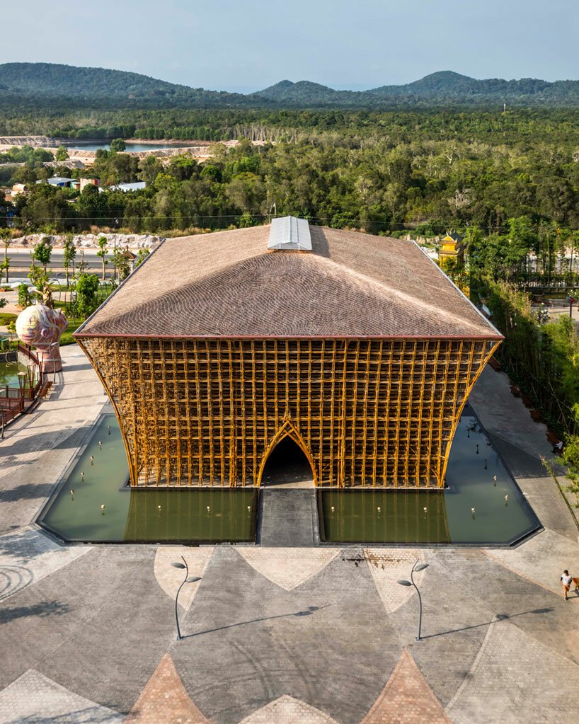 观看 VTN 错综复杂的竹制迎宾中心以其雕塑般的拱顶过滤阳光