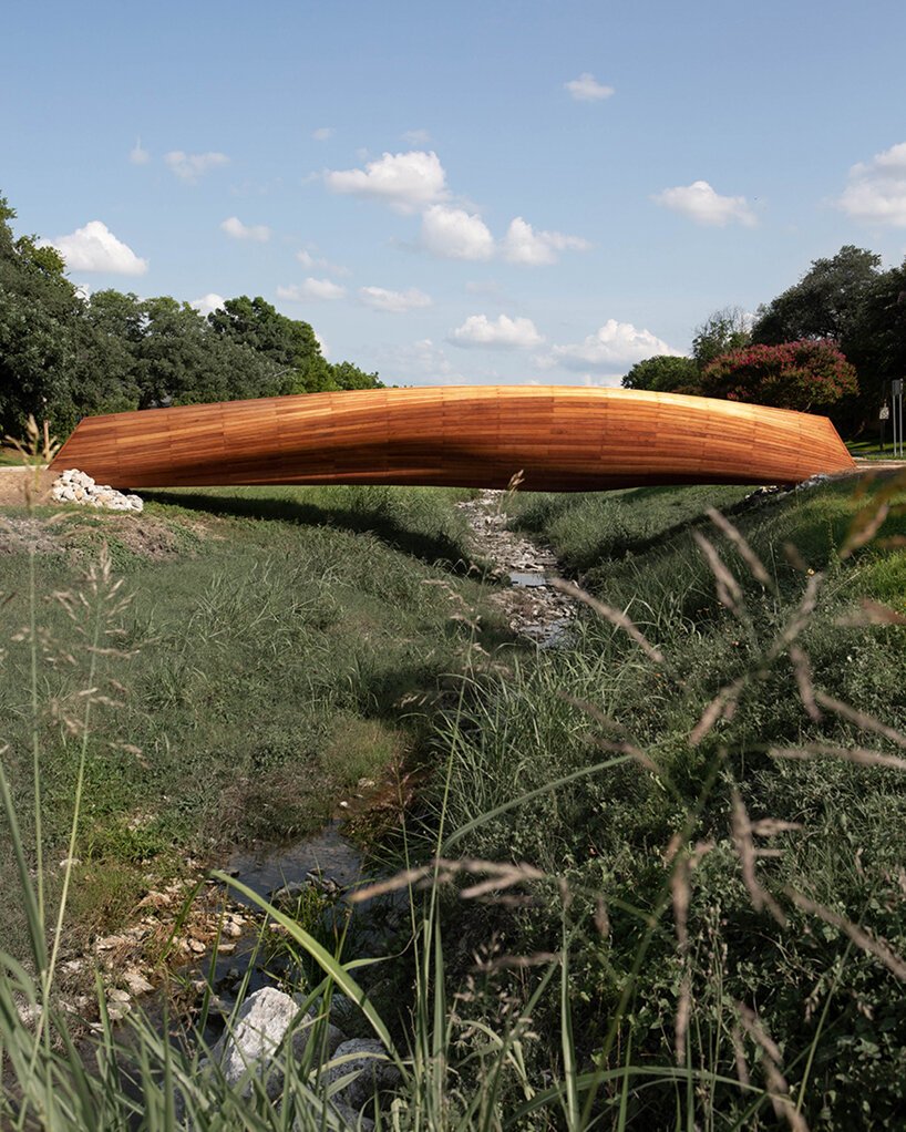 volkan alkanoglu 从造船业中汲取灵感，建造了起伏的木质“漂流”桥