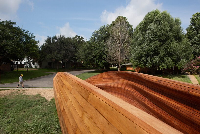 volkan alkanoglu 从造船业中汲取灵感，建造了起伏的木质“漂流”桥