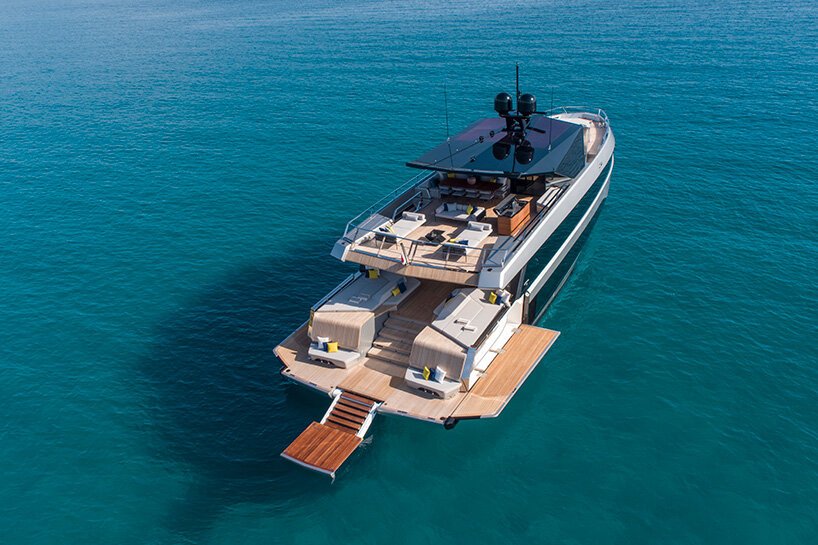 宇宙飞船般的 Wally Why200 超级游艇漂浮在水面上的折叠露台 宇宙飞船般的 Wally Why200 超级游艇漂浮在水面上的折叠露台