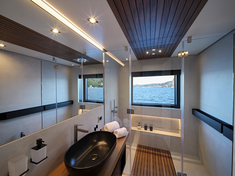 宇宙飞船般的 Wally Why200 超级游艇漂浮在水面上的折叠露台 宇宙飞船般的 Wally Why200 超级游艇漂浮在水面上的折叠露台