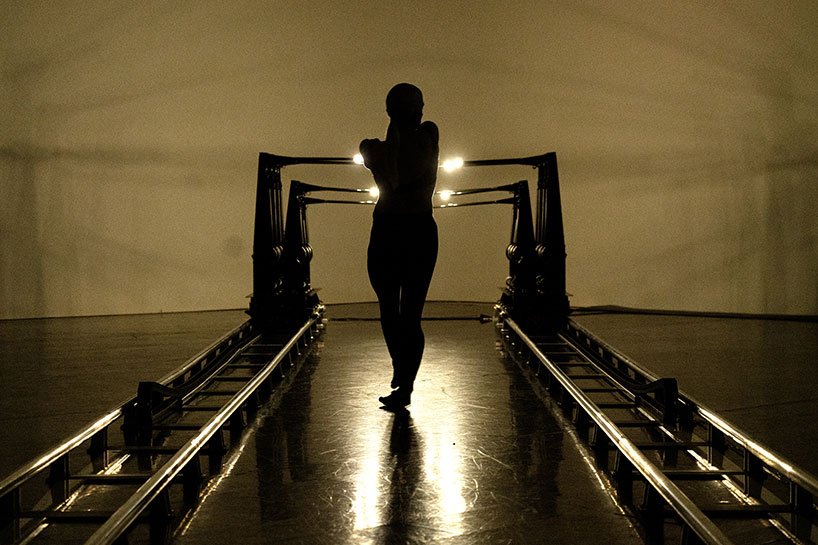 韦恩·麦格雷戈、随机国际和 BMW i 的表现将人与机器融为一体