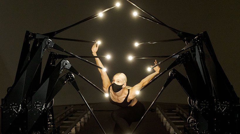 韦恩·麦格雷戈、随机国际和 BMW i 的表现将人与机器融为一体