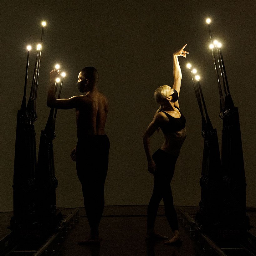 韦恩·麦格雷戈、随机国际和 BMW i 的表现将人与机器融为一体