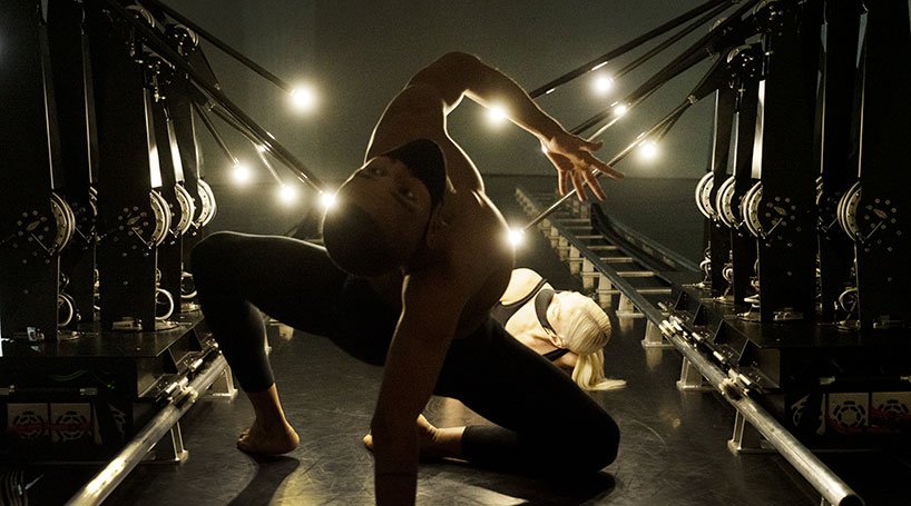 韦恩·麦格雷戈、随机国际和 BMW i 的表现将人与机器融为一体