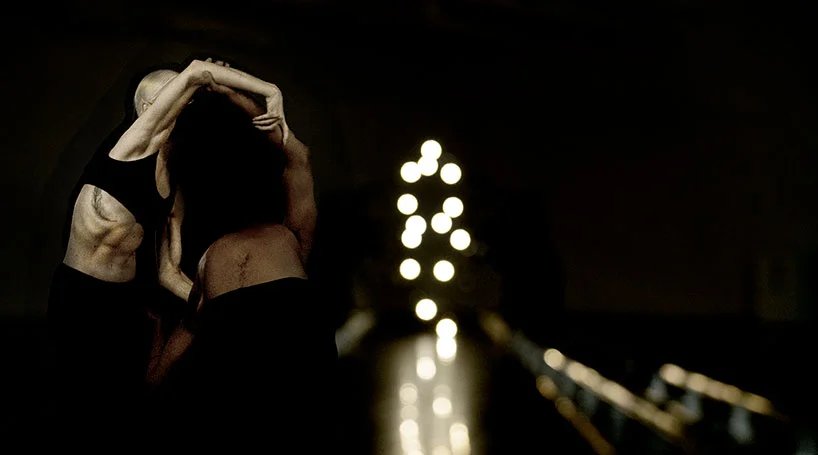 韦恩·麦格雷戈、随机国际和 BMW i 的表现将人与机器融为一体