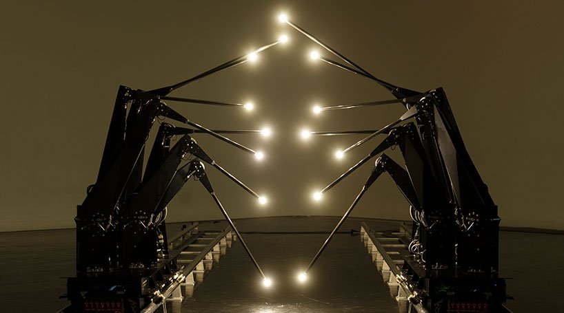 韦恩·麦格雷戈、随机国际和 BMW i 的表现将人与机器融为一体