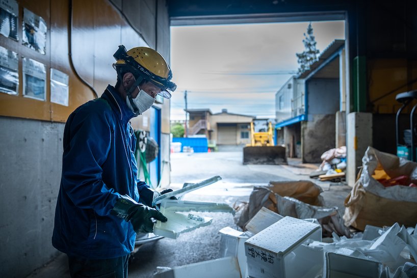 we+ 将泡沫聚苯乙烯废料回收成深色整体家具系列