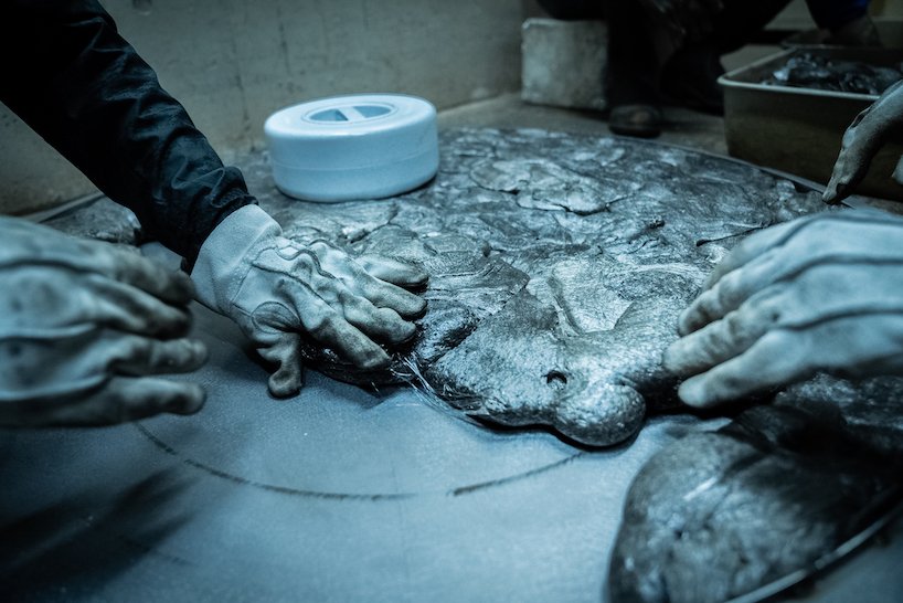 we+ 将泡沫聚苯乙烯废料回收成深色整体家具系列