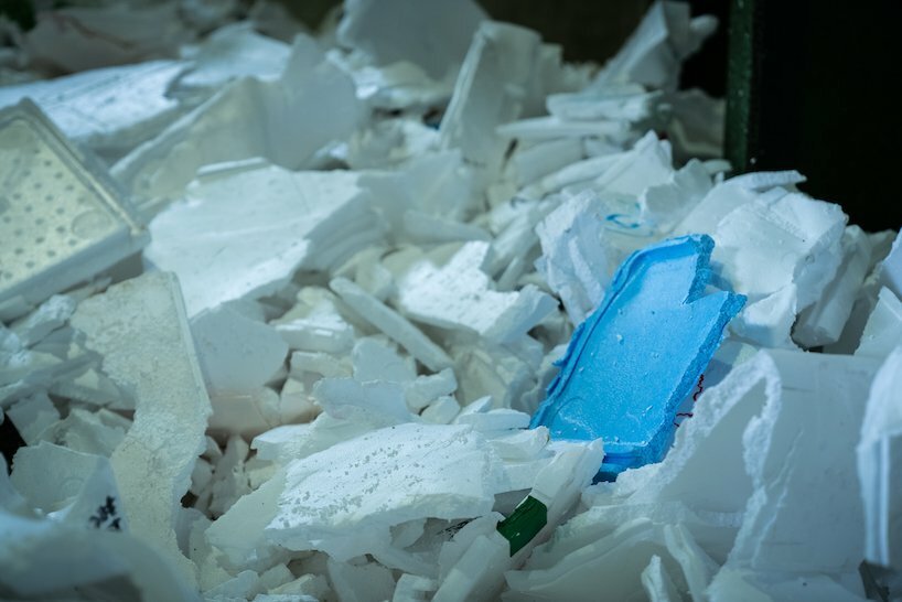 we+ 将泡沫聚苯乙烯废料回收成深色整体家具系列