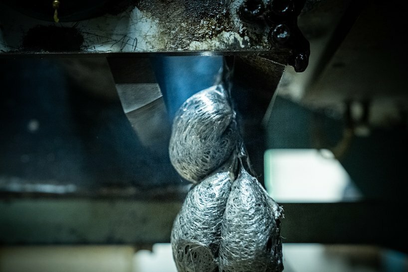 we+ 将泡沫聚苯乙烯废料回收成深色整体家具系列