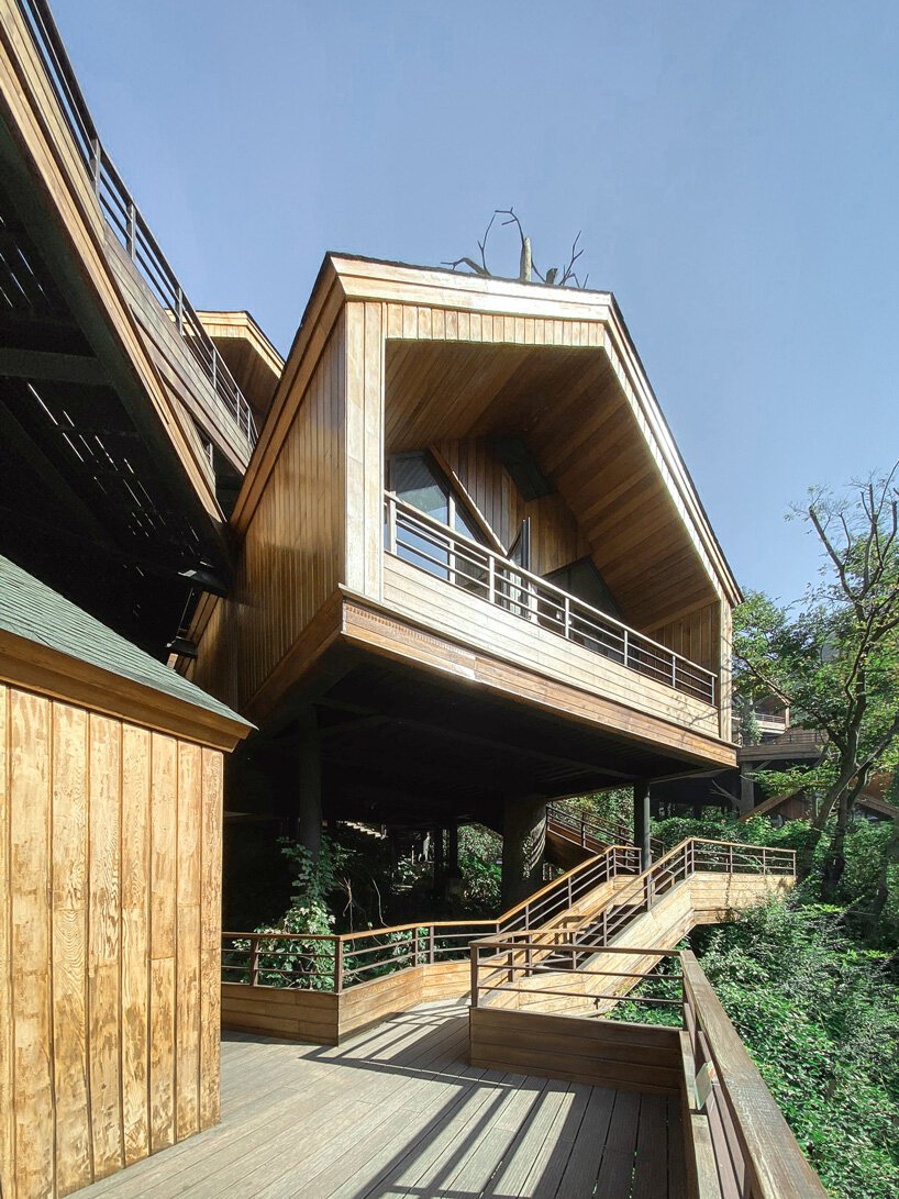 WH 工作室在中国杭州森泊度假村建造了树屋小屋群 WH 工作室在中国杭州森泊度假村建造了树屋小屋群