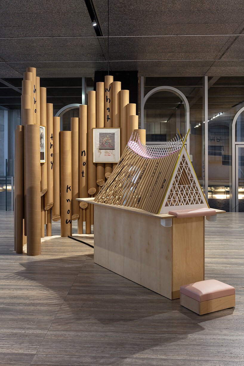 simon fujiwara 在米兰普拉达基金会展示 who the bær