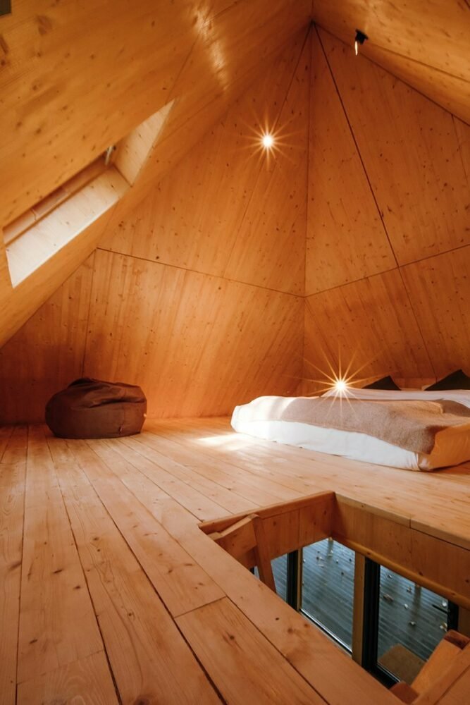 中国林地中的金字塔四坡屋顶木屋