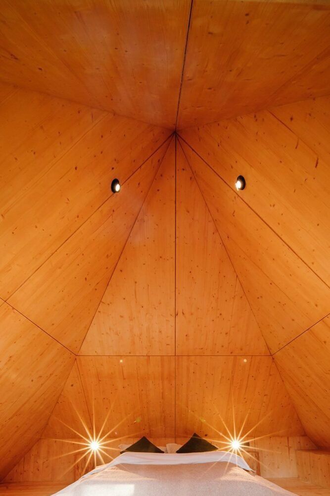 中国林地中的金字塔四坡屋顶木屋