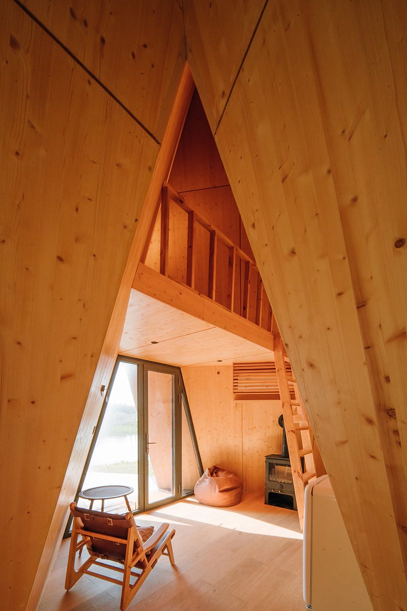 中国海滨的木瓦覆盖着一群整体小屋