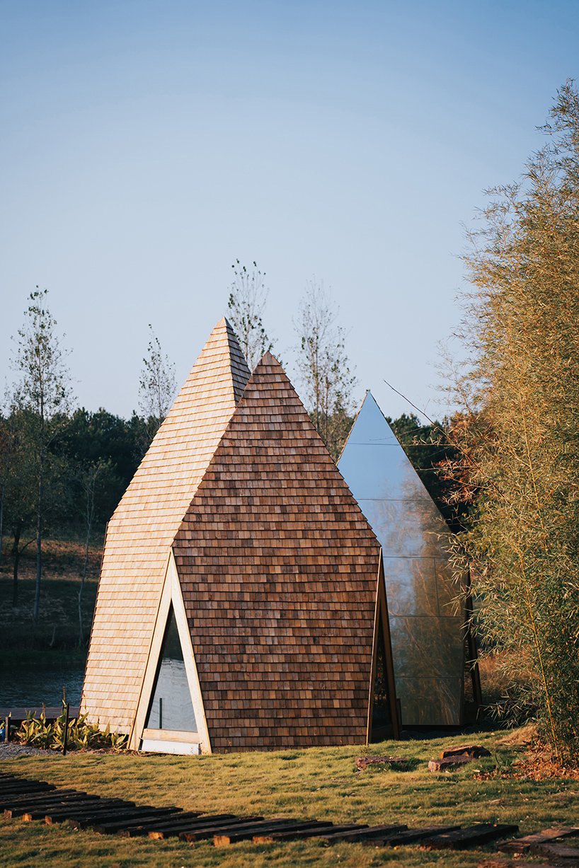 中国海滨的木瓦覆盖着一群整体小屋