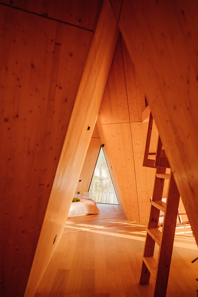 中国海滨的木瓦覆盖着一群整体小屋