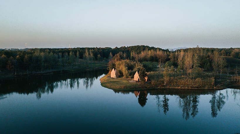 中国海滨的木瓦覆盖着一群整体小屋