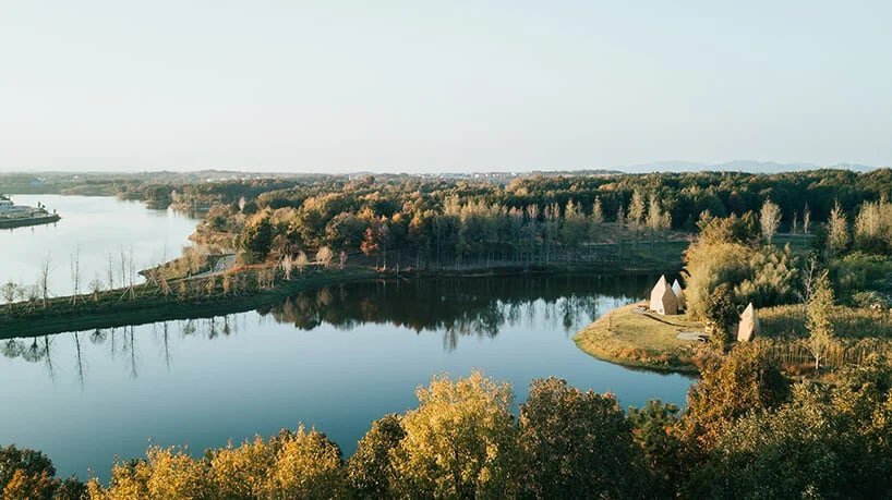 中国海滨的木瓦覆盖着一群整体小屋