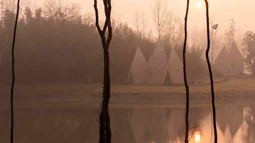 中国海滨的木瓦覆盖着一群整体小屋