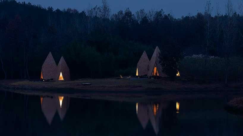 中国海滨的木瓦覆盖着一群整体小屋