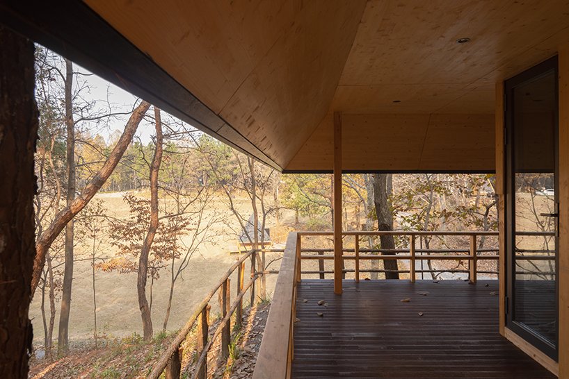 中国林地中的金字塔四坡屋顶木屋