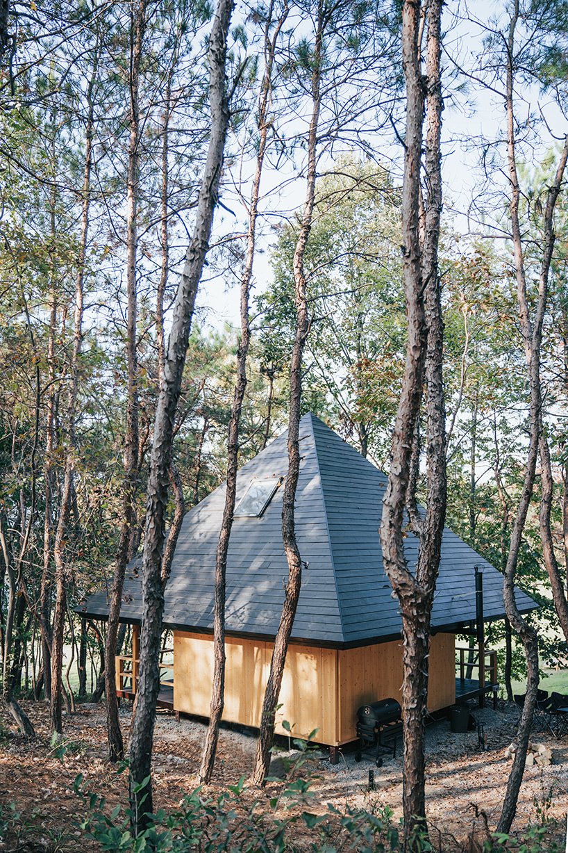 中国林地中的金字塔四坡屋顶木屋