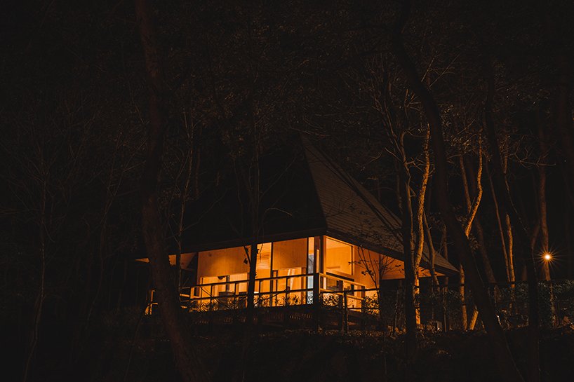 中国林地中的金字塔四坡屋顶木屋