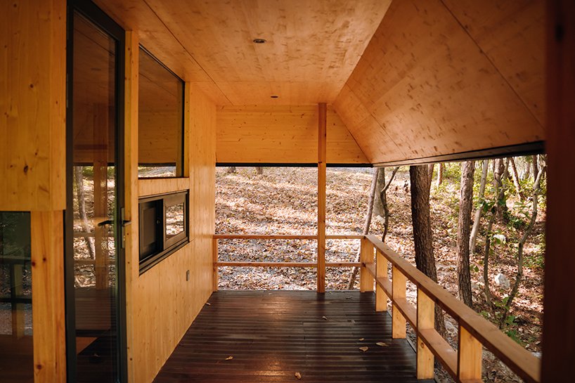 中国林地中的金字塔四坡屋顶木屋