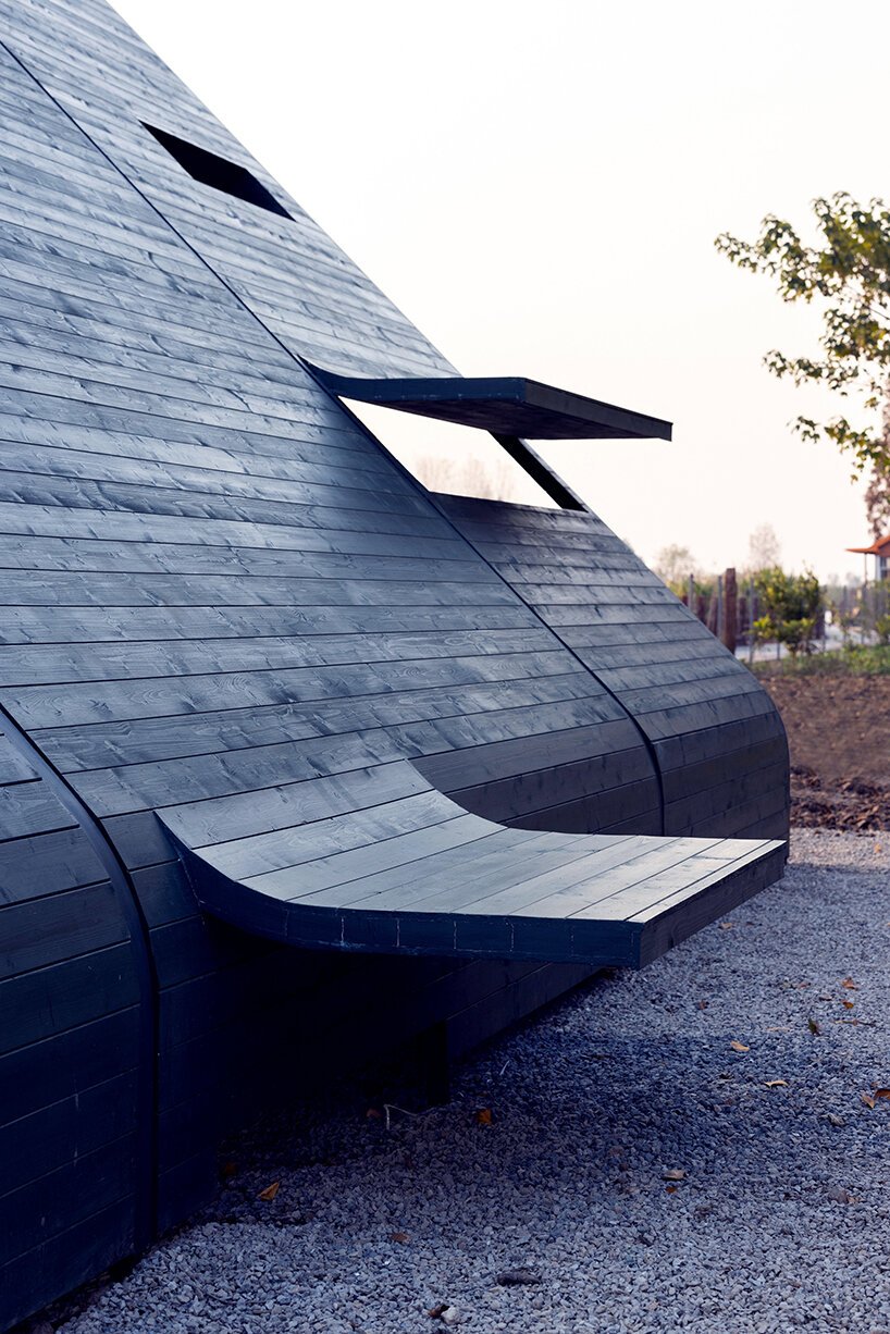 LIN 建筑事务所的木亭是一个可以坐下、冥想和凝视的地方