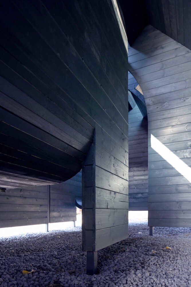 LIN 建筑事务所的木亭是一个可以坐下、冥想和凝视的地方