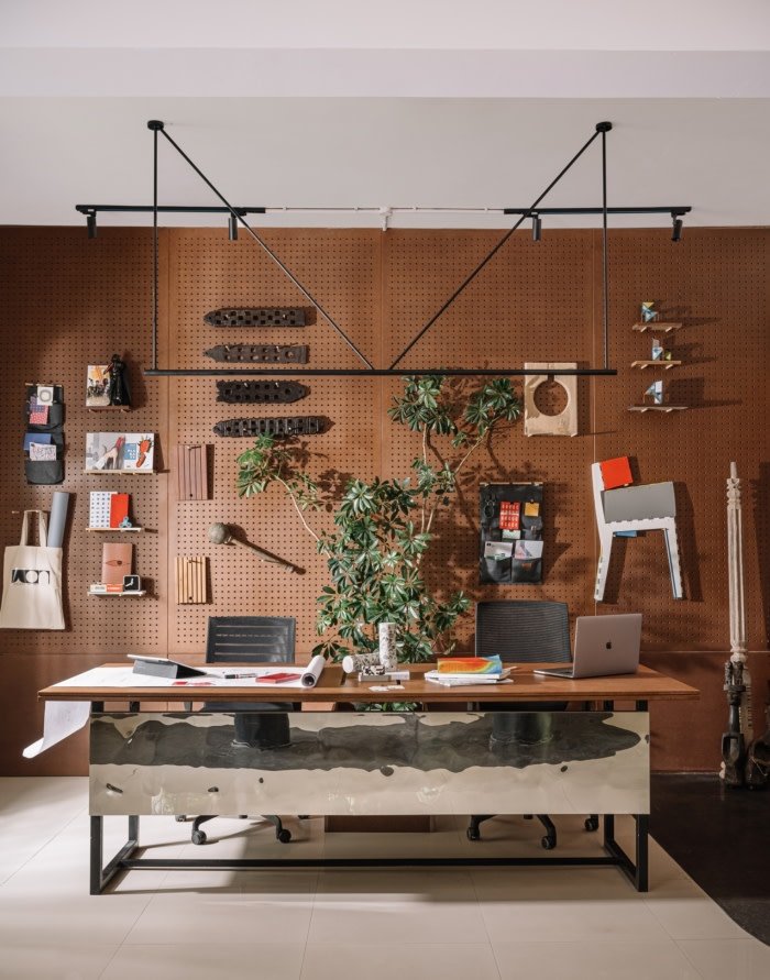 艺术办公室的工人 – 高知